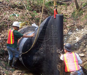 <a href=http://m.zjkbhl.com/ target=_blank class=infotextkey><a href=http://m.zjkbhl.com target=_blank class=infotextkey>鴨嘴閥</a></a>在工人的準(zhǔn)備下正在安裝